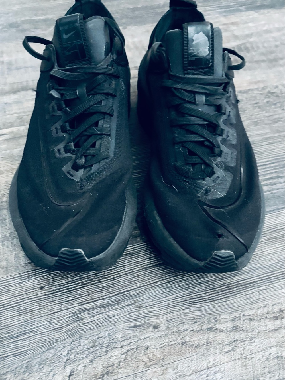 Nike Men's All-Black Low-Profile Athletic Trainers - Picture 2 of 13